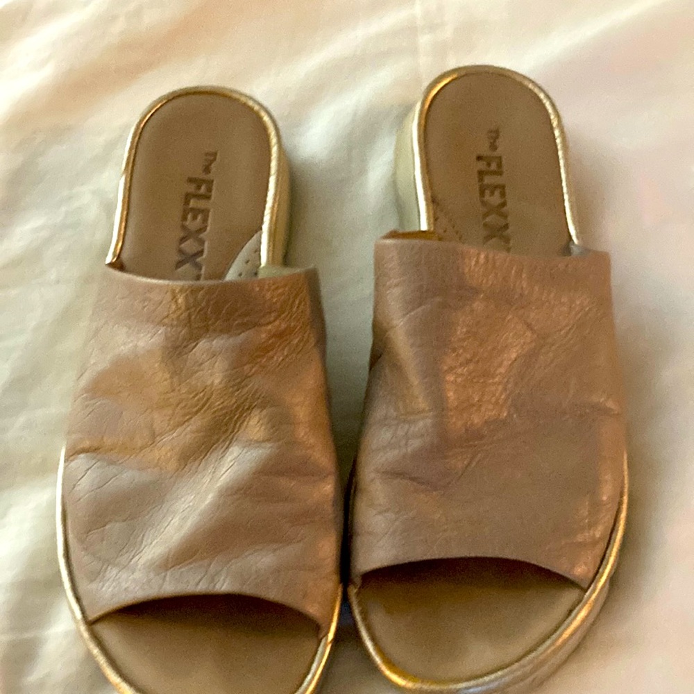 Good condition The Flexx slides- size 8